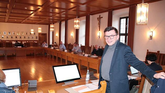 Da waren es nur noch zehn: Bis zum Ende der aktuellen Amtszeit &uuml;bernimmt der Hauptausschuss formal als Ferienausschuss die Gesch&auml;fte der Stadt Hammelburg. B&uuml;rgermeister Armin Warmuth (vorne) hatte dem Gremium die Ma&szlig;nahme vorgeschlagen. Foto: Ralf Ruppert