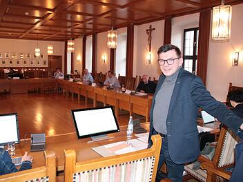 Da waren es nur noch zehn: Bis zum Ende der aktuellen Amtszeit übernimmt der Hauptausschuss formal als Ferienausschuss die Geschäfte der Stadt Hammelburg. Bürgermeister Armin Warmuth (vorne) hatte dem Gremium die Maßnahme vorgeschlagen. Foto: Ralf Ruppert