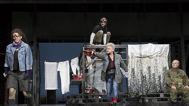 Mutter Courage (in der Mitte im Vordergrund: Anja Stange) mit ihren drei Kindern am prekären Rand des Kriegsgeschehens in einem Konflikt unserer Tage. Foto: H. Dietz