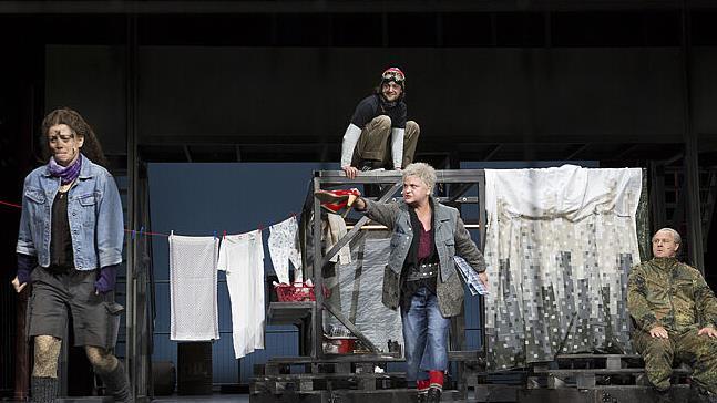 Mutter Courage (in der Mitte im Vordergrund: Anja Stange) mit ihren drei Kindern am prekären Rand des Kriegsgeschehens in einem Konflikt unserer Tage. Foto: H. Dietz