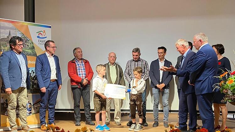 Otto H&uuml;nnerkopf hatte als Bezirksvorsitzender des Verbands f&uuml;r Gartenbau und Landespflege auch noch den 1. Preis der Vielfaltsmeisterschaft Unterfranken dabei: Dieser ging an die Gartenbauer in Fuchsstadt f&uuml;r ihr Engagement beim insektenfreundlichen Erlebnisgarten. Foto: KAtja Gerner