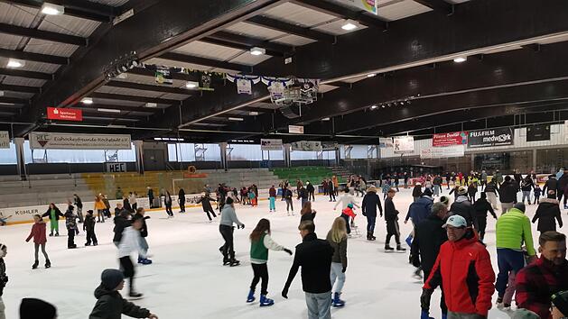 Eislaufstadion in Höchstadt (Landkreis Erlangen-Höchstadt), Eissporthalle, Eisstadion, Eissportstadion, Eishalle, Schlittschuhlaufen, Schlittschuhfahren