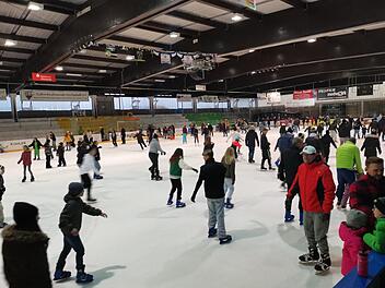 Eislaufstadion in Höchstadt (Landkreis Erlangen-Höchstadt), Eissporthalle, Eisstadion, Eissportstadion, Eishalle, Schlittschuhlaufen, Schlittschuhfahren