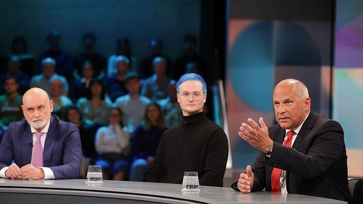 "Wir m&uuml;ssen den Staat schlanker machen", sprang der hessische Innenminister Roman Poseck (rechts) dbb-Chef Volker Geyer (links) bei.