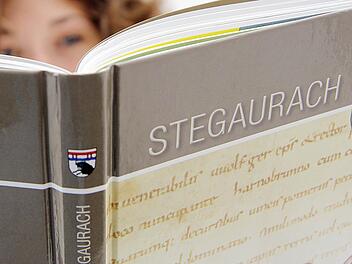 Stoff zum Schmökern: die Chronik zu 1200 Jahre Stegaurach Foto: Michael Gründel