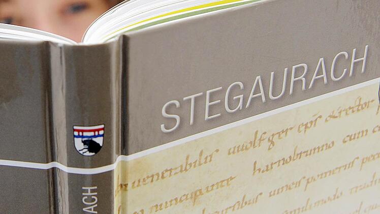 Stoff zum Schmökern: die Chronik zu 1200 Jahre Stegaurach Foto: Michael Gründel