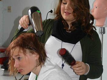 Jacqueline frisiert ihre Freundin Maria im ,Beo‘ in Ebern. Das ,Beo‘ hat wesentliche Erkenntnisse geliefert, wie die Praktika der Mittelschüler künftig aussehen sollen. Das Schulamt Haßberge, zuständig für alle neun Mittelschulen im Landkreis in den drei Verbünden, will die Berufsorientierung stärken. Archivfoto: Theresia Thein