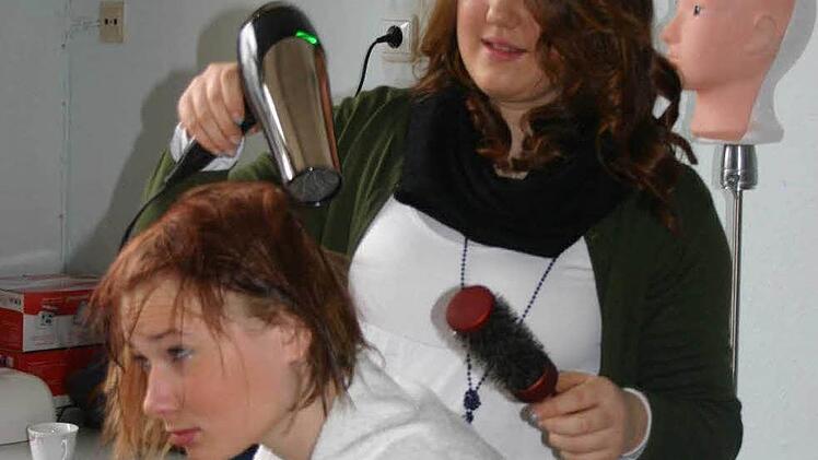 Jacqueline frisiert ihre Freundin Maria im ,Beo‘ in Ebern. Das ,Beo‘ hat wesentliche Erkenntnisse geliefert, wie die Praktika der Mittelschüler künftig aussehen sollen. Das Schulamt Haßberge, zuständig für alle neun Mittelschulen im Landkreis in den drei Verbünden, will die Berufsorientierung stärken. Archivfoto: Theresia Thein