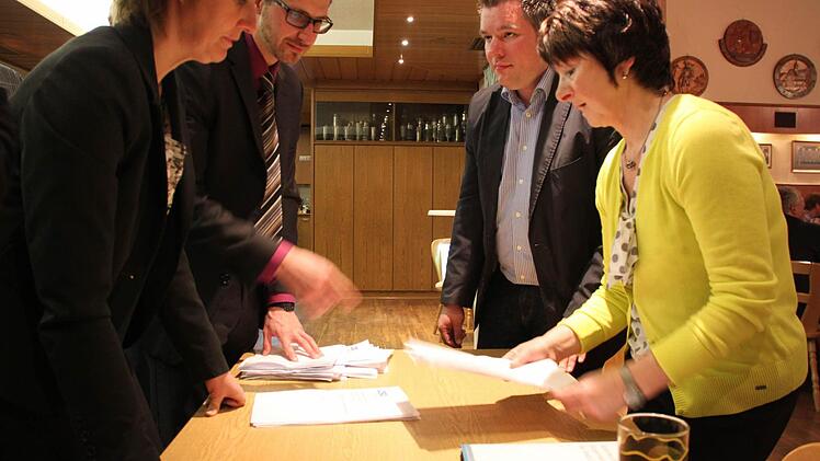 Konzentration beim Auszählen (von links): Simone Holzschuh, Philipp Molendo, Christian Bauer und Edith Güthlein
