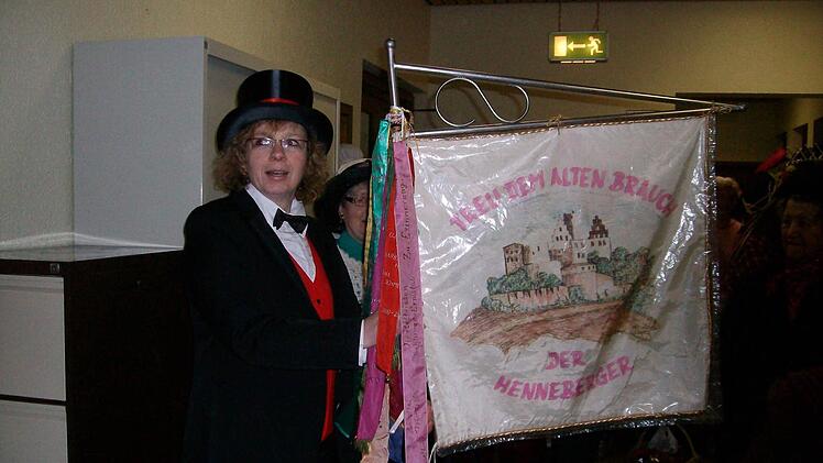 Susanne Müller (2. Bürgermeister) von der Hohen Straße mit der Viertelfahne. Foto: Halbig
