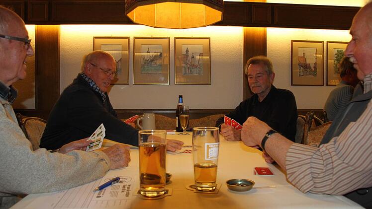 Auch BLLV-Kreisvorsitzender Dieter Klopffleisch (Zweiter von rechts) "klopfte" mit. Foto: Ralf Kestel