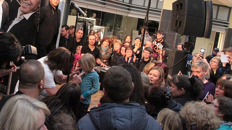 Jürgen Drews am Dienstagabend bei seinem Auftritt im Einkaufszentrum Fritz. Foto: Jürgen Gärtner