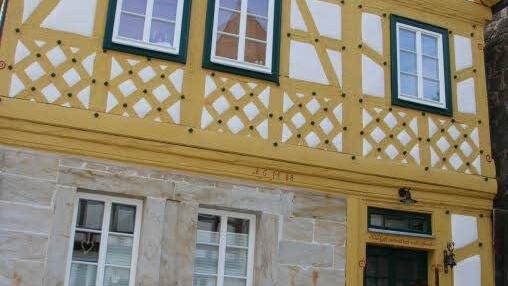 Mit Recht stolz können Manuela und Peter Hofmann auf die vorbildliche Sanierung ihres ehemals verfallenen Wohnhauses in der Seßlacher Pfarrgasse sein. Foto: Bettina Knauth