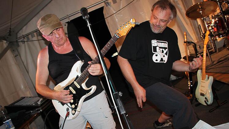 Einen Einstand nach Maß feierte die Gruppe "BC  '69", die mit Songs der Woodstock-Ära das Publikum beim Sommernachtsfest des Kleinkunstvereins "TECnet Obermain" begeisterte. Jan van Springel (links) aus Unterfranken spielte die echte Gitarre, Jürgen Bergmann aus Burgkunstadt die Luftgitarre.  Foto: Stephan Stöckel