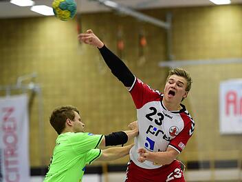 HSC-Mittelmann Falk Kolodziej (beim Wurf) krönte eine starke Leistung mit sieben Treffern. Der Bad Neustädter im Trikot des TSV Rödelsee, Julius Weinhardt (links), konnte ihn nicht stoppen.  Foto: Anand Anders