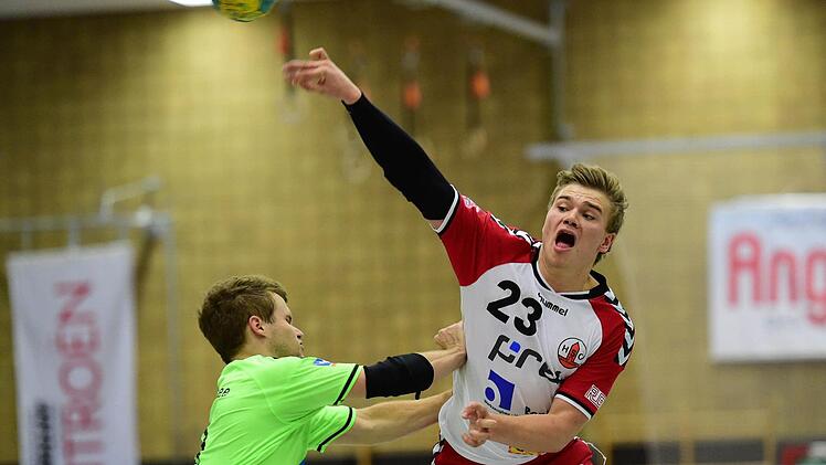 HSC-Mittelmann Falk Kolodziej (beim Wurf) krönte eine starke Leistung mit sieben Treffern. Der Bad Neustädter im Trikot des TSV Rödelsee, Julius Weinhardt (links), konnte ihn nicht stoppen.  Foto: Anand Anders
