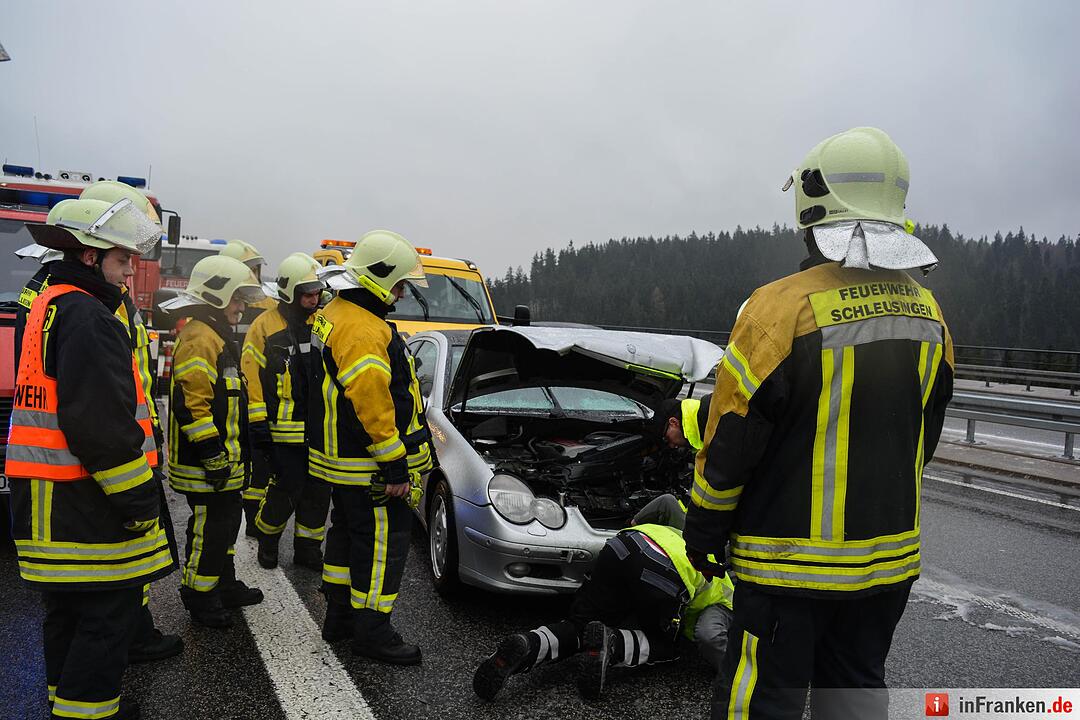 Eisregen sorgt fuer Unfallserie auf A73 - Ein Schwerstverletzter