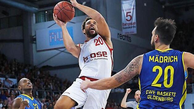 Elias Harris (mit Ball) war Bambergs Topwerfer. Nur einen Fehlwurf leistete sich der Kapit&auml;n bei seinen 15 Punkten. Hier setzt er sich gegen Rickey Paulding (l.) und Dirk M&auml;drich durch. Foto: Daniel L&ouml;b