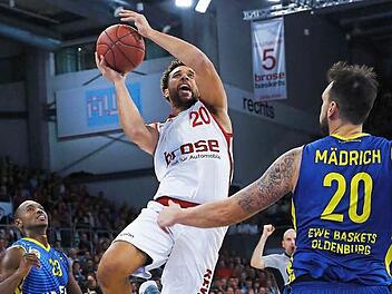 Elias Harris (mit Ball) war Bambergs Topwerfer. Nur einen Fehlwurf leistete sich der Kapitän bei seinen 15 Punkten. Hier setzt er sich gegen Rickey Paulding (l.) und Dirk Mädrich durch. Foto: Daniel Löb