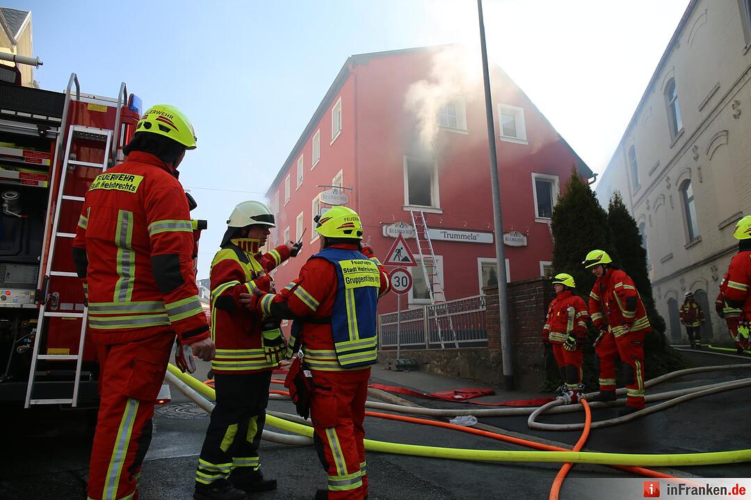 Sieben Verletzte bei Wohnhausbrand im Kreis Hof– 34-Jährige schwebt in Lebensgefahr