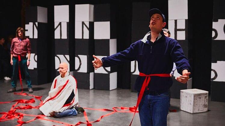 "Mensch Odysseus" feiert am 12. Mai Premiere. Hier Mike Wolf, Klaus Katscher und Philippe Eulig in einer Szene.  Foto: Christoph Lilge