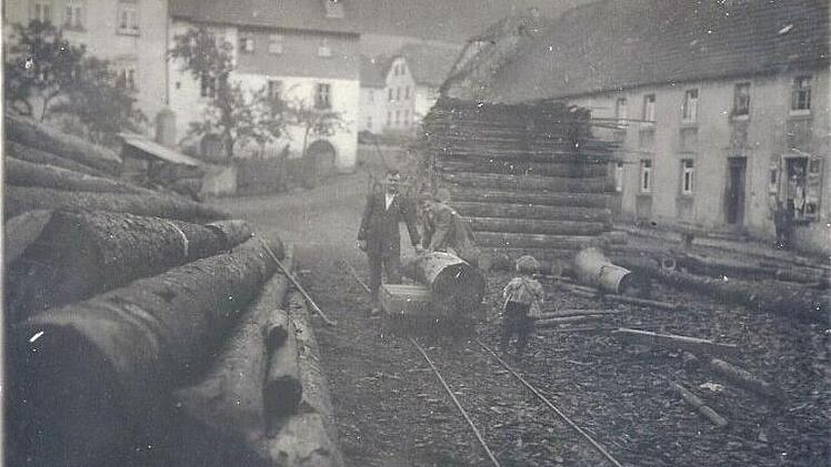 Holzstraße der Schneidmühle (Haus Nr. 10) um 1930 mit Erwin und Richard Dunkel an der Lore. Rechts Haus Nr. 8 (Gerhard) BILD: Archiv Kuther