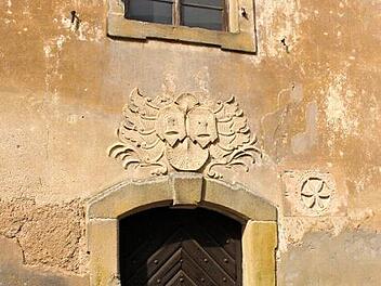 Der Eingang nach Süden mit dem Egloffstein-Wappen und dem Hochzeitsstein rechts der Tür Foto: Evi Seeger (Archiv)