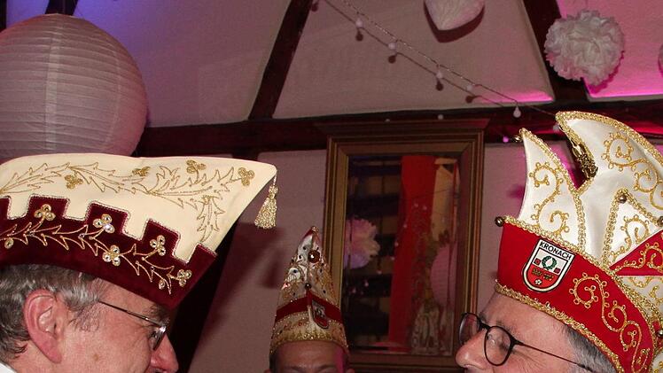 Matthias Simon (rechts) wurde mit der höchsten Auszeichnung des Fastnachtsverbandes Franken, dem Till von Franken, ausgezeichnet.  Foto: Friedwald Schedel