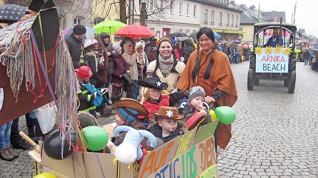Cowboys und Indianer sind beim Faschingszug in Teuschnitz friedlich vereint. Foto: Paul Hader/Archiv