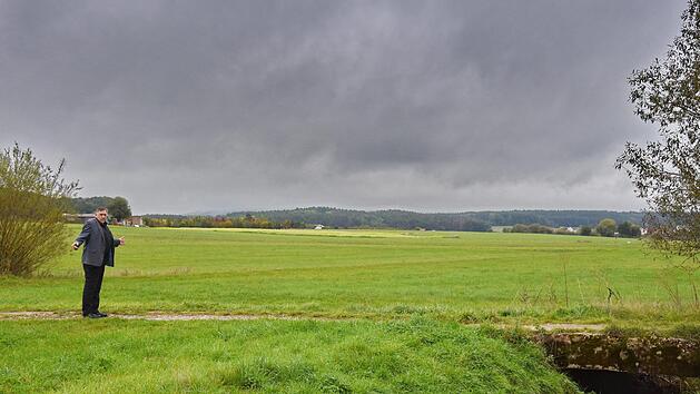 Oswald Siebenhaar steht auf der rund zehn  Hektar gro&szlig;en Fl&auml;che, auf der links  und rechts des Wegs der Solarpark entstehen soll, der Langensendelbach  komplett mit Strom versorgen k&ouml;nnte.         Karl Heinz Wirth