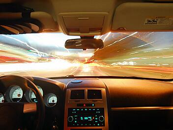 Symbolbild: Auto Rasen