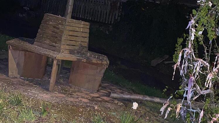 Folgenschwere Verwechslung: Die Schwärzelbacher Dorflinde war alles andere als ein Maibaum.