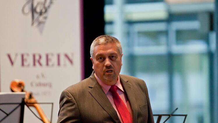 Uwe Friedrich, Vorsitzender und Musikvorstand beim Coburger "Verein", begrüßt das Publikum im HUK-Foyer.