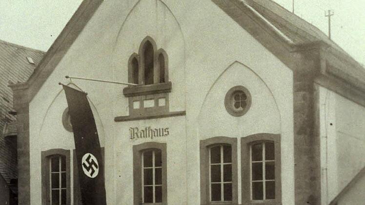 Hakenkreuzflagge am Ebermannstadter RathausRepros: Franze