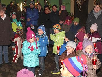 Die Kinder bei ihrem Lichtertanz "vier Engel in der Weihnachtszeit". Fotos: Günther Geiling