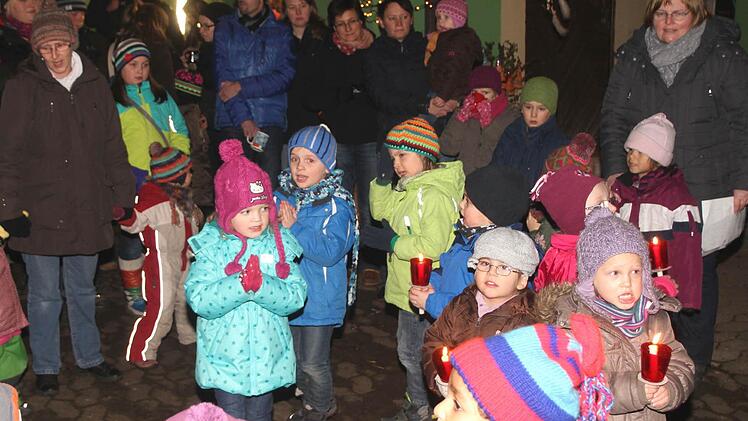 Die Kinder bei ihrem Lichtertanz "vier Engel in der Weihnachtszeit". Fotos: Günther Geiling