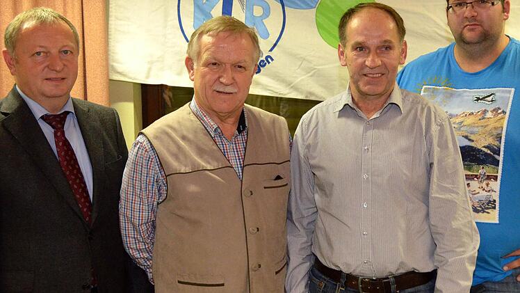 Gleich dreimal wurde in diesem Jahr der Jugendleiter-Ehrenpreis verliehen, Monika Brand konnte ihn aus gesundheitlichen Gründen nicht persönlich entgegennehmen. Auf unserem Foto von links: Landrat Thomas Bold, Arnold Nöth, Richard Dees und KJR-Vorsitzender Günter Schmidt.