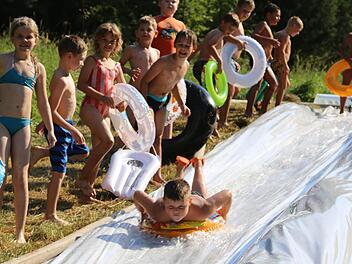 Wenn der Schwimmreifen zum Schlitten wird: An der Ziegelmühle hatten die Kinder viel Spaß beim Feuerwehrtag. Fotos: Franz Galster