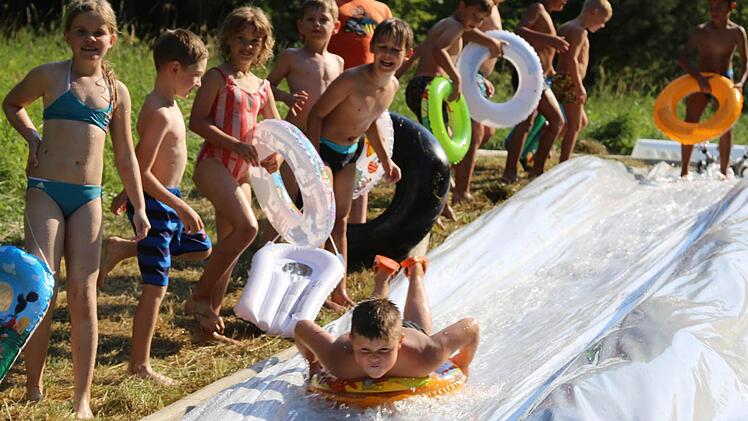 Wenn der Schwimmreifen zum Schlitten wird: An der Ziegelmühle hatten die Kinder viel Spaß beim Feuerwehrtag. Fotos: Franz Galster