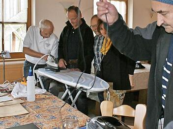 Einige der Sorgenkinder beim Repair Café sind Drucker und Bügelstation . Unser Bild zeigt von links Arnold Kaufmann, Hannelore Rundell, Theodor Hein, Karl Müller und Georg Pfennig. Foto: Werner Vogel