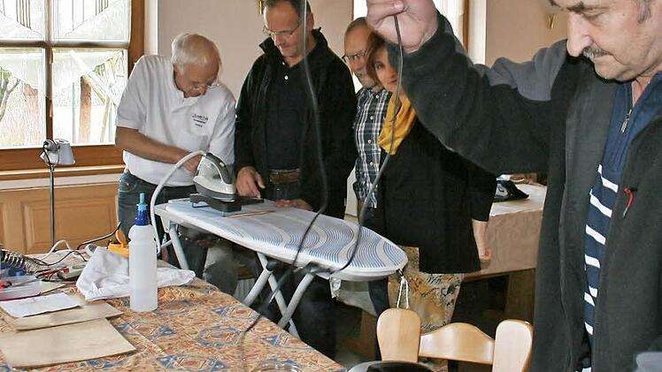 Einige der Sorgenkinder beim Repair Café sind Drucker und Bügelstation . Unser Bild zeigt von links Arnold Kaufmann, Hannelore Rundell, Theodor Hein, Karl Müller und Georg Pfennig. Foto: Werner Vogel