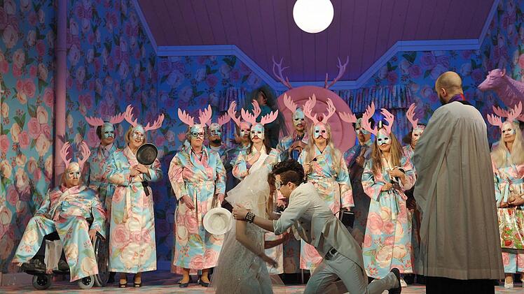 Szene aus der Neuinszenierung von Otto Nicolais "Die lustigen Weiber von Windsor" am Landestheater Coburg. Foto: Andrea Kremper