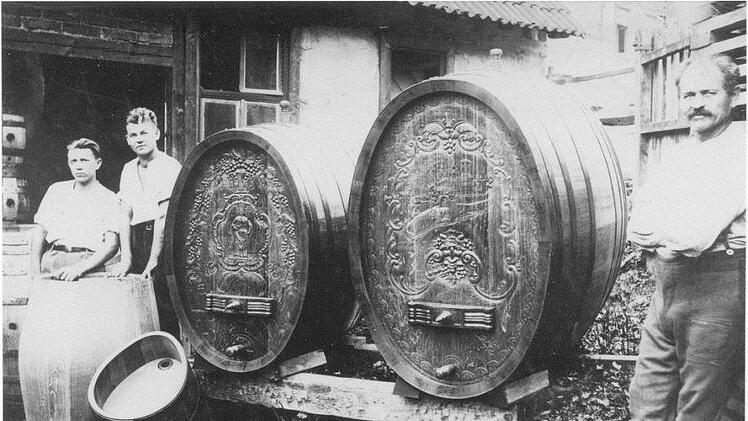 Historische Aufnahme mit dem späteren Büttner-Meister Albert Hofmann (2. von links). vor der Büttnerei.