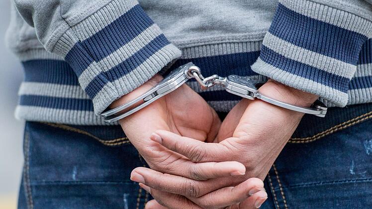 Die Rentnerin brachte zwei Autoschieber durch ihr couragiertes Eingreifen ins Gefängnis. Symbolfoto: Bernd von Jutrczenka/dpa