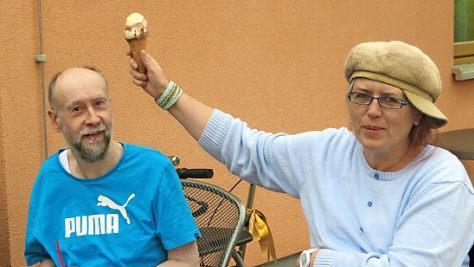 Auch der Eiswagen brachte während der Coronakrise ein bisschen Abwechslung ins SPZ in Ebern. Monika Müller und Heinz Wanowsky, die beide dort leben, genießen die kühle Erfrischung.