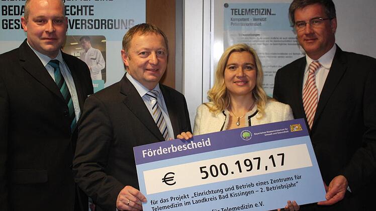 Über die Förderung freuen sich (von links) Sebastian Dresbach, Landrat Thomas Bold. Melanie Huml und Bernd Griewing.