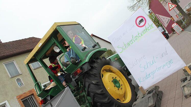Die Eltingshausener haben bereits mehrfach durch Verkehrsblockaden auf ihre Situation aufmerksam gemacht, jetzt versuchen sie auch mit Unterschriften Druck zu machen. Foto: Benedikt Borst/Archiv