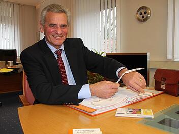 Das Plastikbändchen steht für Oswald Marr für neugeboren. So fühlt er sich mittlerweile auch wieder. Foto: Corinna Igler