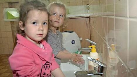 Natalia und Lina sind begeistert vom Waschraum mit den neuen Waschbecken. Da macht Hände waschen richtig Spaß.  Fotos: K.- H. Hofmann