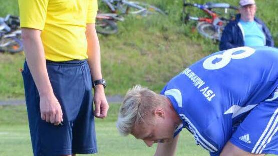 Szene aus dem Eröffnungsspiel zwischen dem SV Riedenberg (grünes Trikot) und dem TSV Münnerstadt (3:1). Foto: Jürgen Schmitt